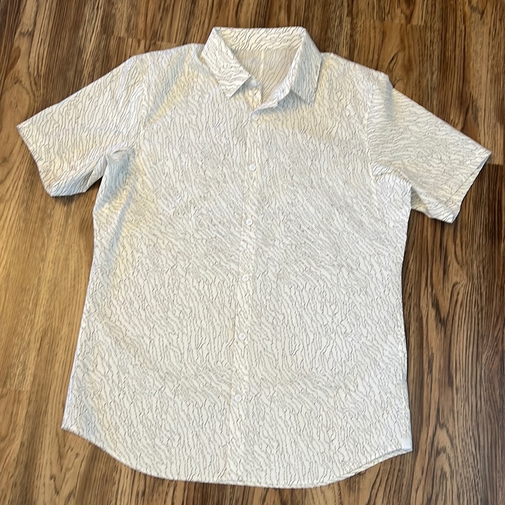 NWOT!! Men’s Lululemon short sleeve button down shirt - size large